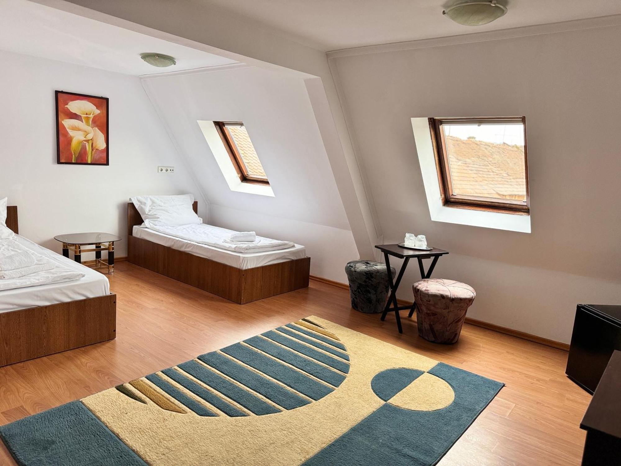 Complex Select Hotel Medias Bagian luar foto
